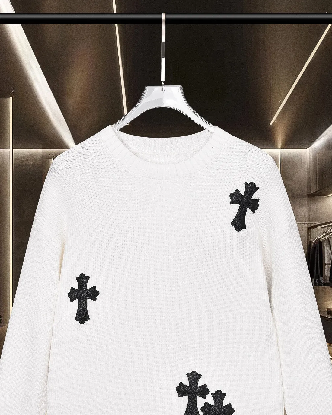 P276 (✅ Safe to recommend, sufficient stock) Chrome Hearts/Chrome Hearts 25Fw Classic CH Cross ✝ Logo Badge OS Loose Fit Drop Shoulder Thick Thread Pullover Sweater 2025FW Official Website New Original Fabric Official Same Style Selected Sweater Customization Imported Wool Blended Fabric High-End Version, Counter Customized Fabric Highly breathable and comfortable, exquisitely crafted, with impeccable detail processing, ✅Customized logo engraved buttons, complete with three labels. Brand element design concept reflects high quality. It feels delicate and soft! Presenting a casual cut, the upper body shape is great 🐍 Color; black and white Size: M-XXXL